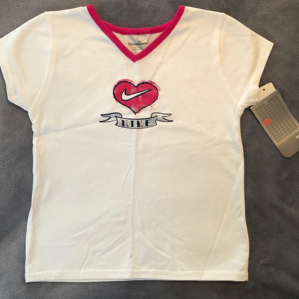 New Girls Nike Graphic Tee with Heart - size Medium